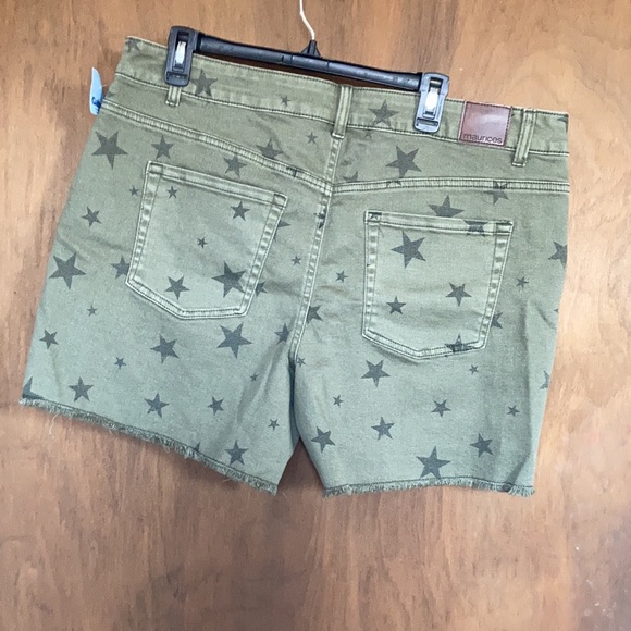 Relist6/26❌Maurices high rise raw hem w star print jean short 18W - Picture 3 of 10